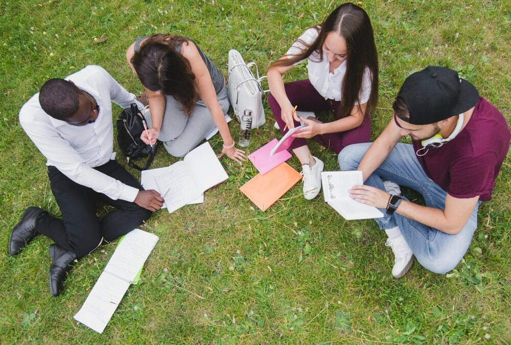 estudiantes repasando apuntes en un grupo de estudio de química